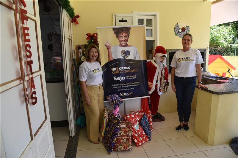 criancas-de-projetos-sociais-recebem-presentes-da-campanha-arvore-solidaria-do-crcsc
