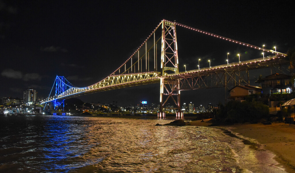em-dia-especial-para-os-contadores-cartao-postal-de-florianopolis-se-ilumina-com-as-cores-da-classe