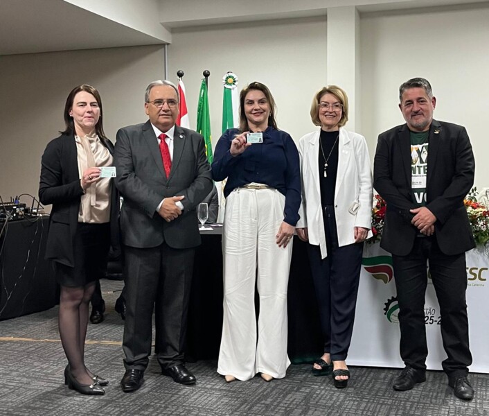novas-profissionais-da-contabilidade-recebem-carteiras-durante-assembleia-da-fecontesc