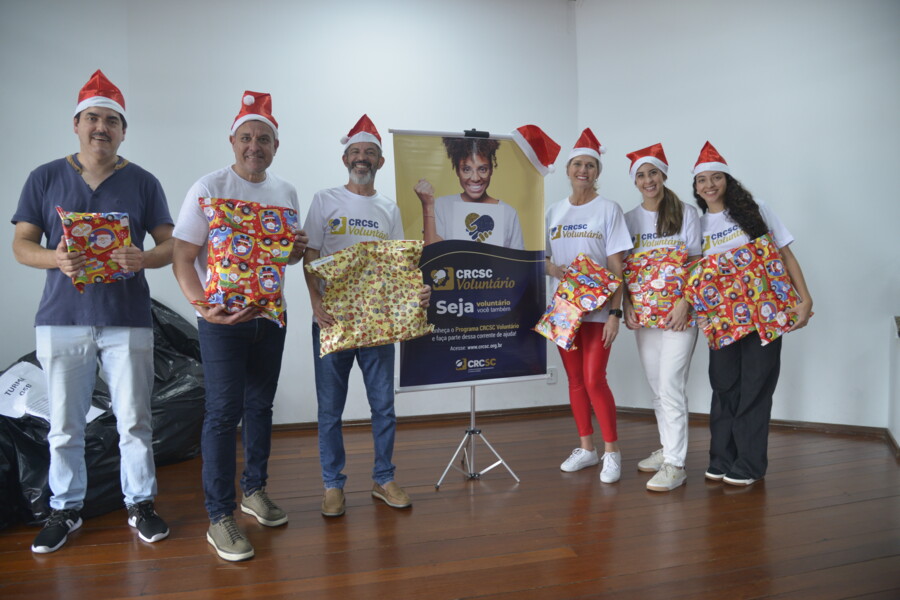 crcsc-realiza-entrega-dos-presentes-arrecadados-na-arvore-solidaria-2025-e-emociona-criancas-do-cete
