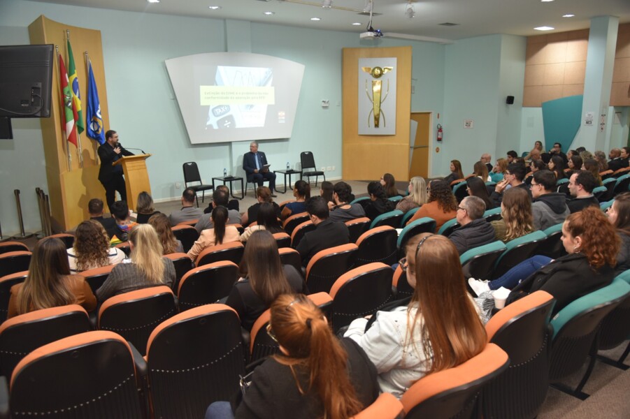 auditor-fiscal-da-receita-estadual-orienta-profissionais-contabeis-sobre-a-transicao-da-dime-em-palestra-no-crcsc