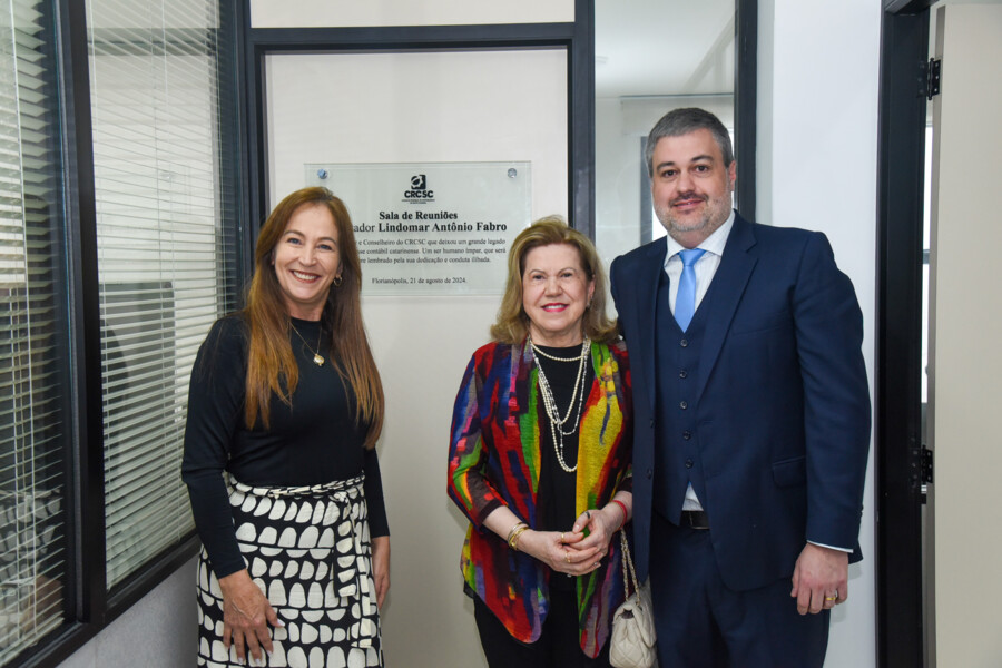 lindomar-antonio-fabro-e-homenageado-durante-plenaria-do-crcsc